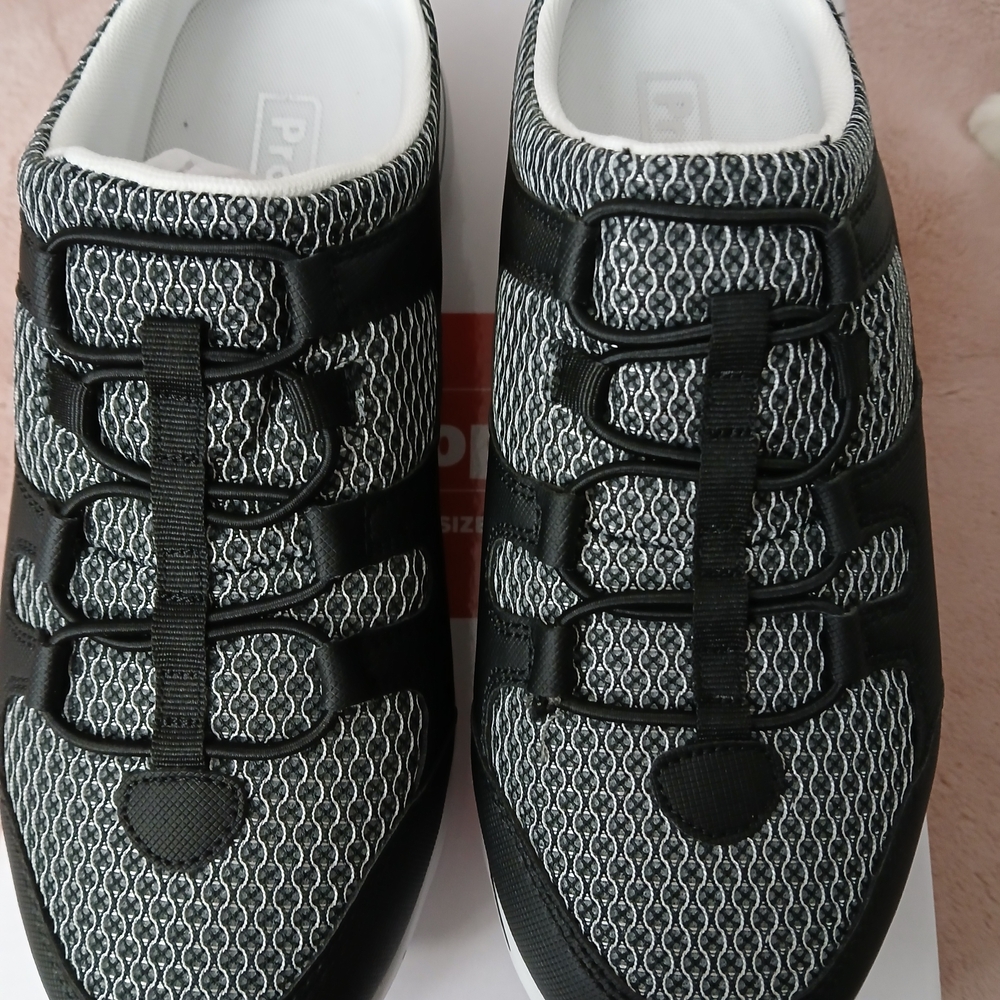 Women's Black and White Knit Casual Sneakers